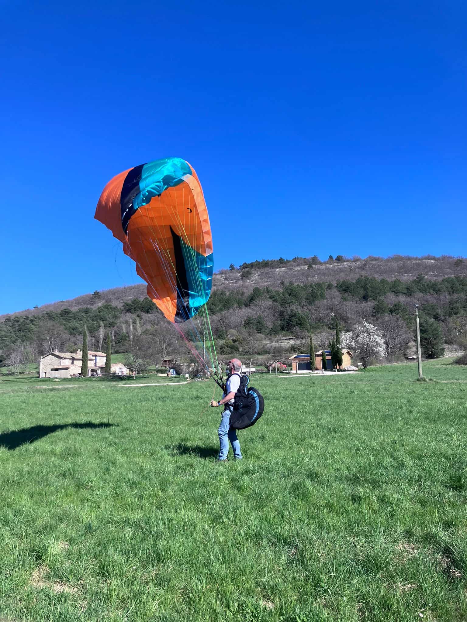 Atterrissage en parapente dans une prairie de Haute-Provence