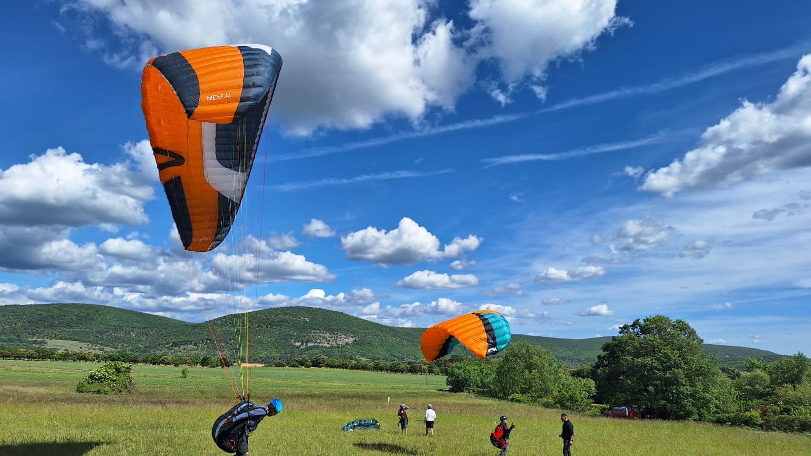 Décollage en groupe lors d'un stage parapente à Banon — école Coccin'ailes