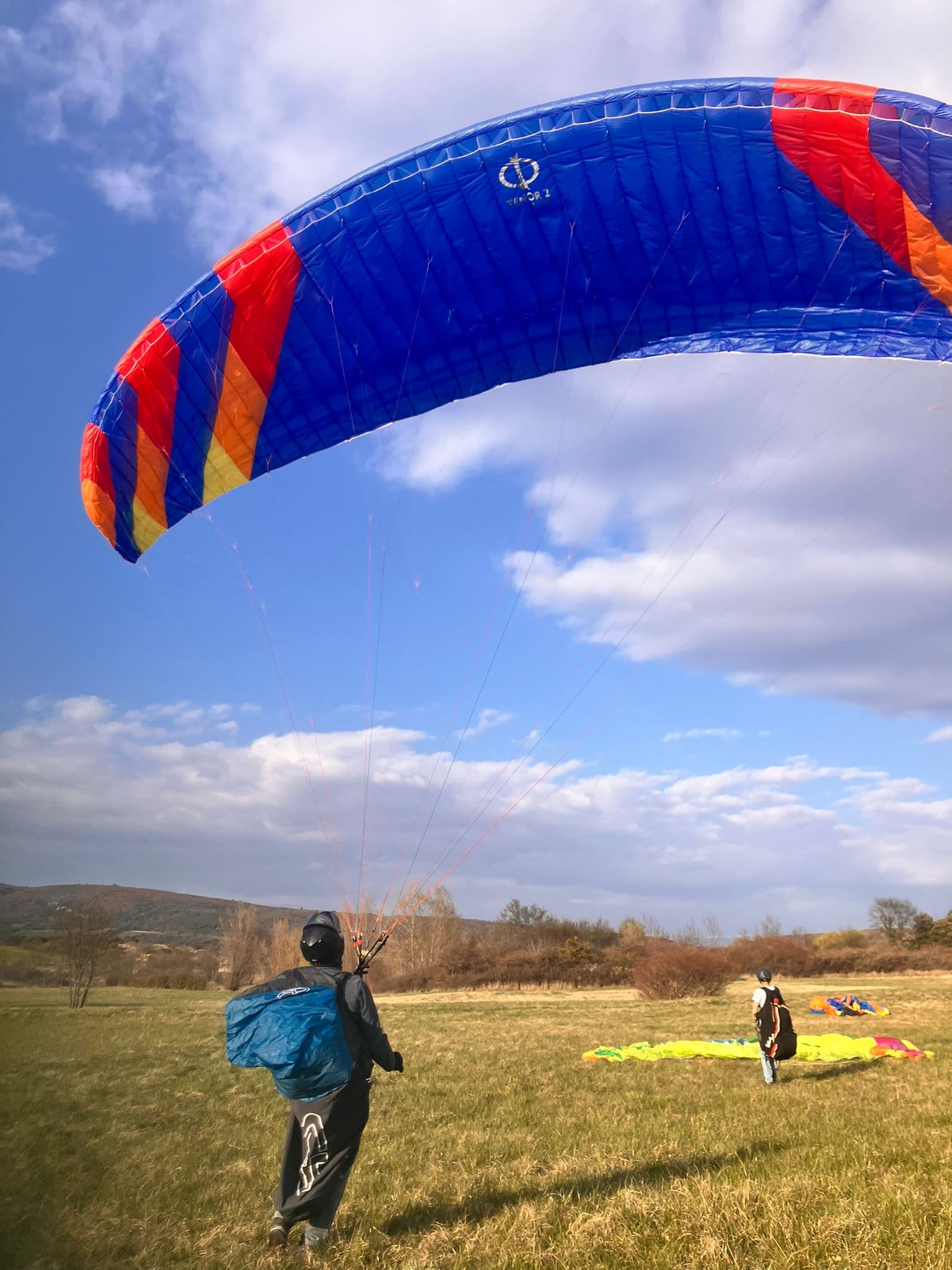 Gonflage de voile en stage parapente FFVL à Banon, Alpes-de-Haute-Provence