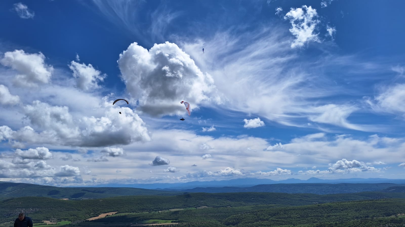 Vol parapente en cross thermique au-dessus du Luberon — paysage de Provence