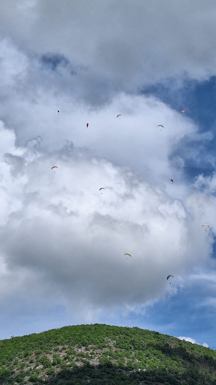 Parapentes dans les nuages cumulus du ciel de Provence