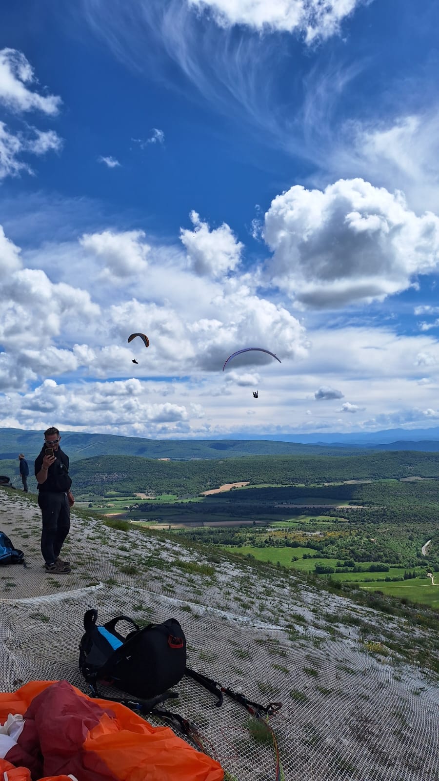 Site de décollage parapente avec vue panoramique sur la Provence